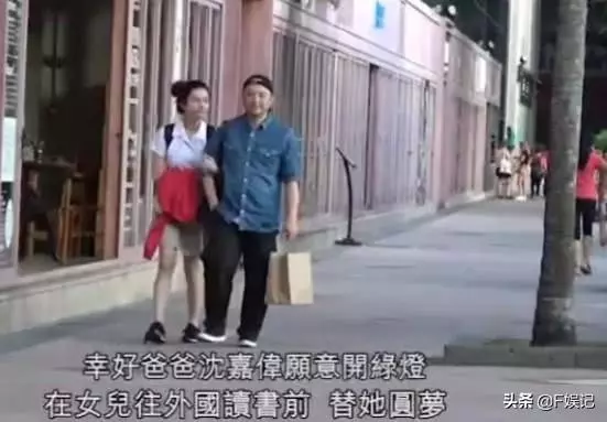 沈月出發英國走秀前的畫面曝光,邱淑貞在機場捨不得女兒離開~~~