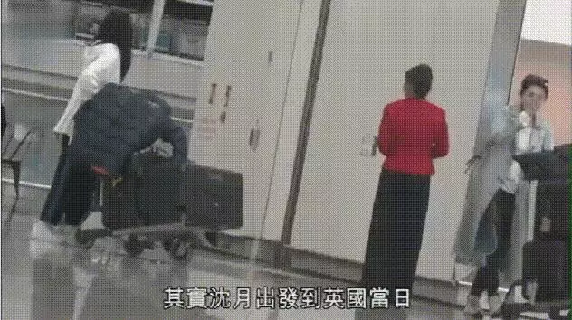 沈月出發英國走秀前的畫面曝光,邱淑貞在機場捨不得女兒離開~~~