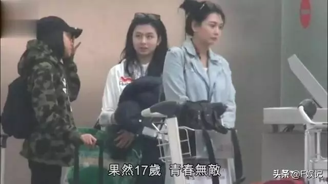 沈月出發英國走秀前的畫面曝光,邱淑貞在機場捨不得女兒離開~~~