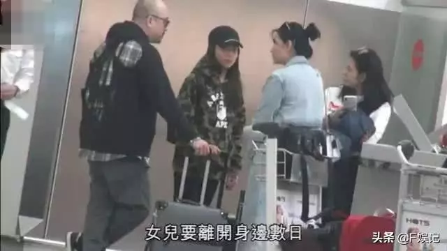 沈月出發英國走秀前的畫面曝光,邱淑貞在機場捨不得女兒離開~~~