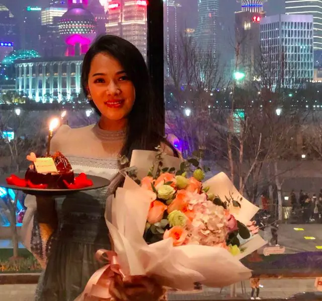 伊能靜50歲生日,與秦昊相依被玫瑰花包圍,戴老花鏡仍有少女感!