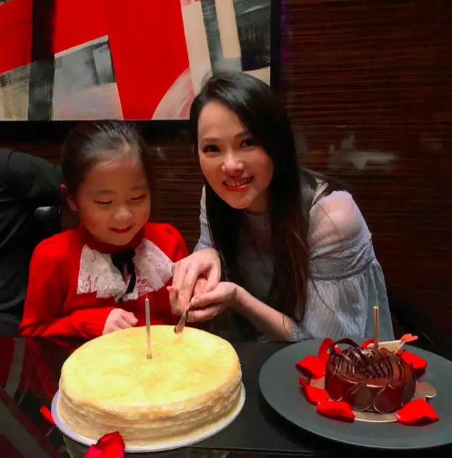 伊能靜50歲生日,與秦昊相依被玫瑰花包圍,戴老花鏡仍有少女感!