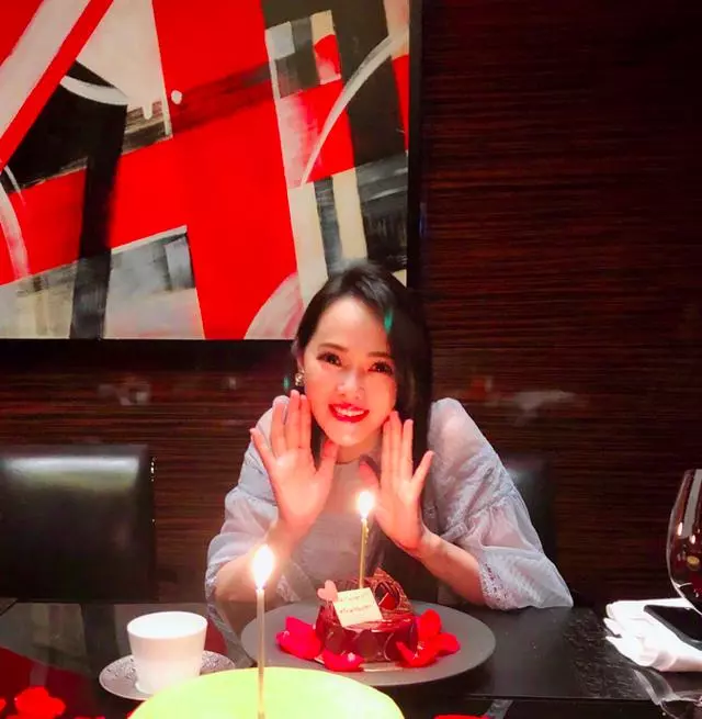 伊能靜50歲生日,與秦昊相依被玫瑰花包圍,戴老花鏡仍有少女感!