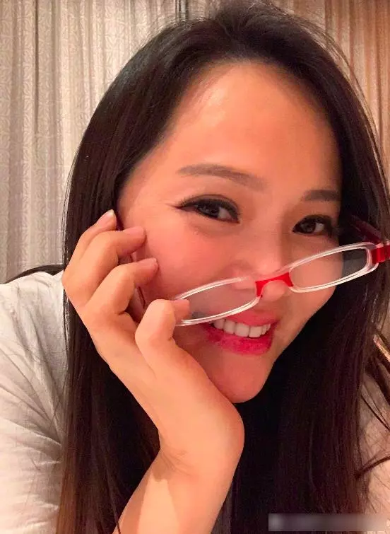 伊能靜50歲生日,與秦昊相依被玫瑰花包圍,戴老花鏡仍有少女感!