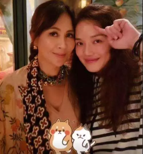 舒淇曬與劉嘉玲合影夸其年輕,劉嘉玲搞怪回應:一直在吃防腐劑!
