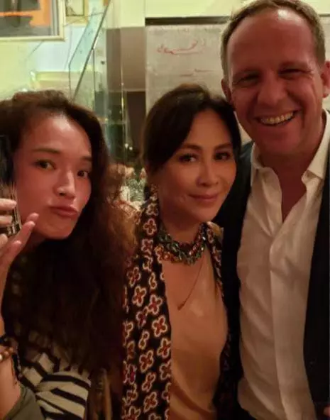 舒淇曬與劉嘉玲合影夸其年輕,劉嘉玲搞怪回應:一直在吃防腐劑!