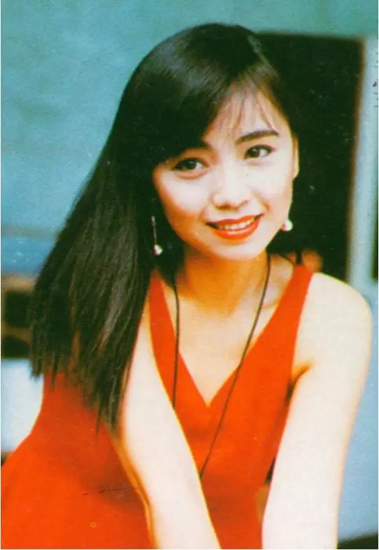 53歲鄧萃雯近照曝光!昔日女神優雅老去,至今單身卻活得魅力無限
