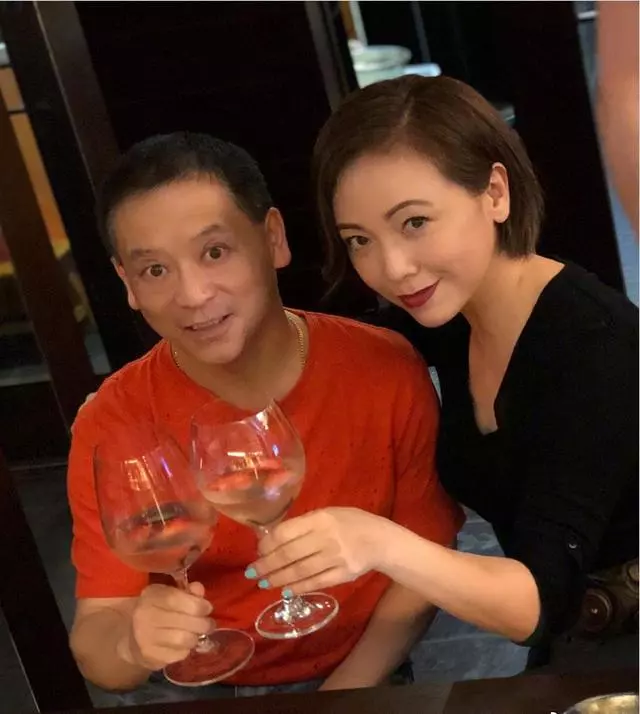 53歲鄧萃雯近照曝光!昔日女神優雅老去,至今單身卻活得魅力無限