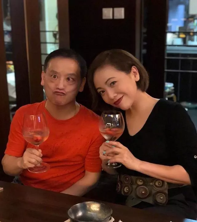 53歲鄧萃雯近照曝光!昔日女神優雅老去,至今單身卻活得魅力無限