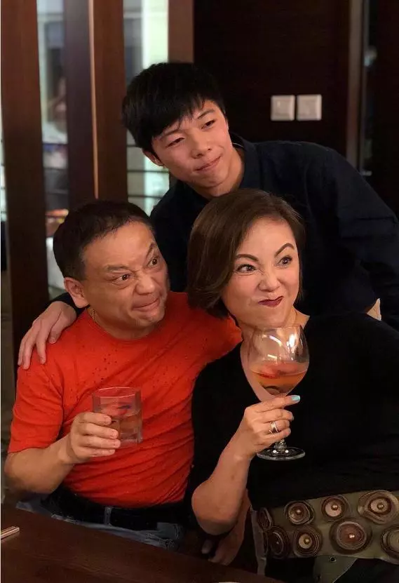53歲鄧萃雯近照曝光!昔日女神優雅老去,至今單身卻活得魅力無限