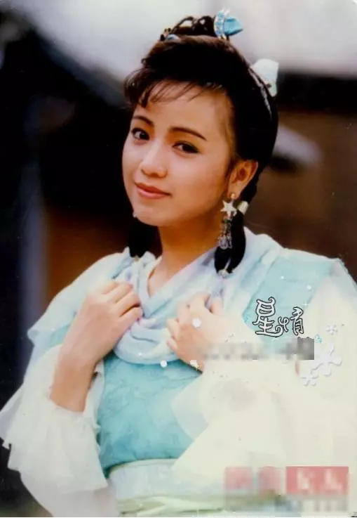 53歲鄧萃雯近照曝光!昔日女神優雅老去,至今單身卻活得魅力無限