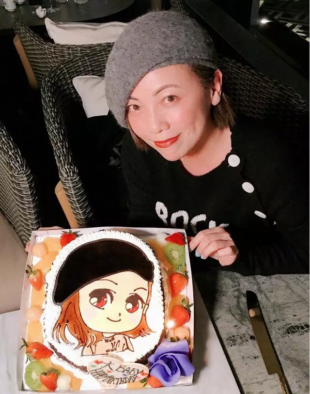 53歲鄧萃雯近照曝光!昔日女神優雅老去,至今單身卻活得魅力無限