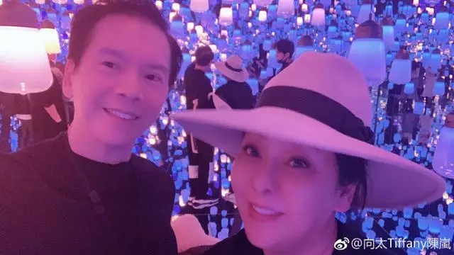 向太陳嵐年輕時和鞏俐合影,她笑起來標緻又洋氣,比鞏俐更像明星!