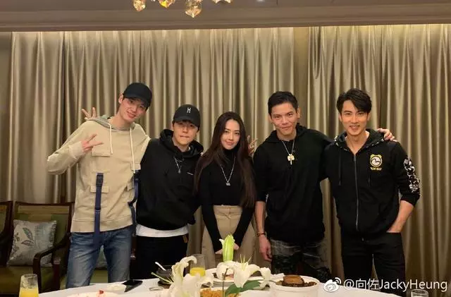 向太陳嵐年輕時和鞏俐合影,她笑起來標緻又洋氣,比鞏俐更像明星!