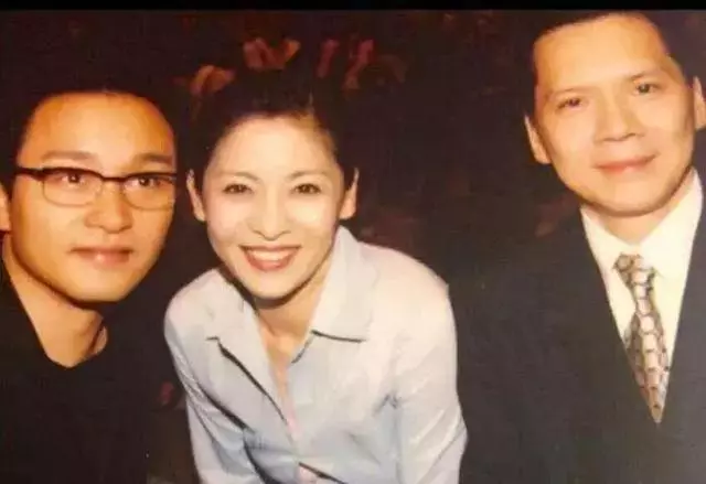 向太陳嵐年輕時和鞏俐合影,她笑起來標緻又洋氣,比鞏俐更像明星!