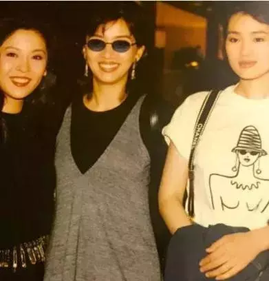 向太陳嵐年輕時和鞏俐合影,她笑起來標緻又洋氣,比鞏俐更像明星!