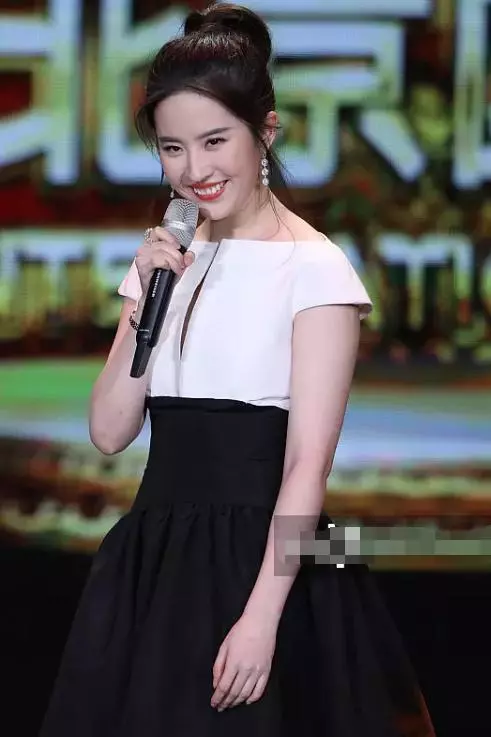 向太陳嵐年輕時和鞏俐合影,她笑起來標緻又洋氣,比鞏俐更像明星!