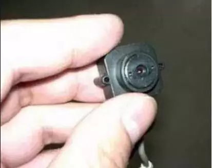 住賓館害怕有針孔攝像頭?教你一招,用手機1秒找出攝像頭的位置
