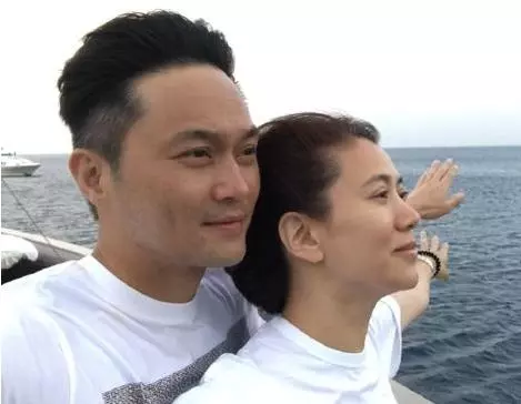 錄節目秀恩愛,私下逛街零交流,袁詠儀張智霖鏡頭前後兩幅面孔?