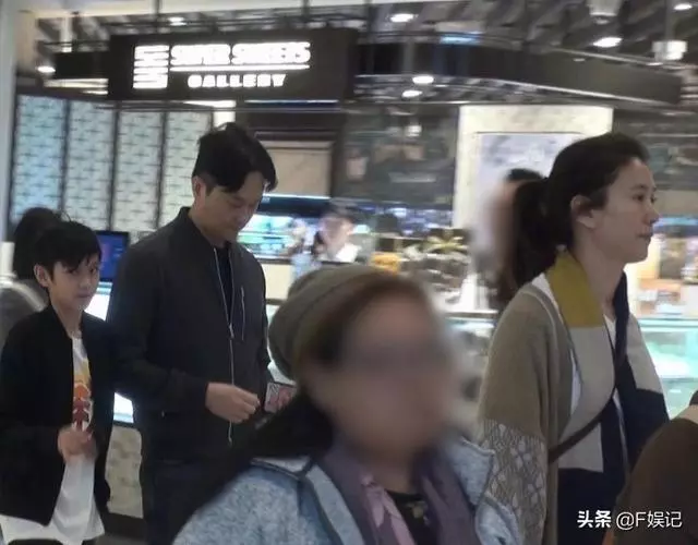 錄節目秀恩愛,私下逛街零交流,袁詠儀張智霖鏡頭前後兩幅面孔?