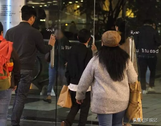 錄節目秀恩愛,私下逛街零交流,袁詠儀張智霖鏡頭前後兩幅面孔?
