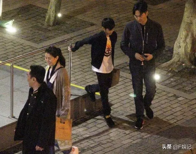 錄節目秀恩愛,私下逛街零交流,袁詠儀張智霖鏡頭前後兩幅面孔?