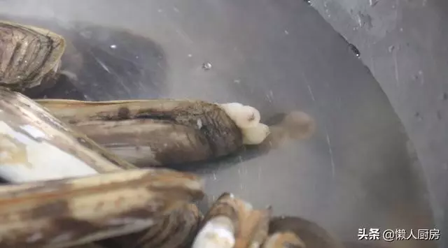 蟶子這樣做吃著最鮮,不會做飯的人看了也能學會,教你吐沙小技巧
