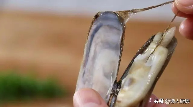 蟶子這樣做吃著最鮮,不會做飯的人看了也能學會,教你吐沙小技巧