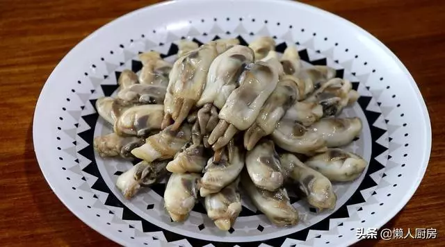 蟶子這樣做吃著最鮮,不會做飯的人看了也能學會,教你吐沙小技巧
