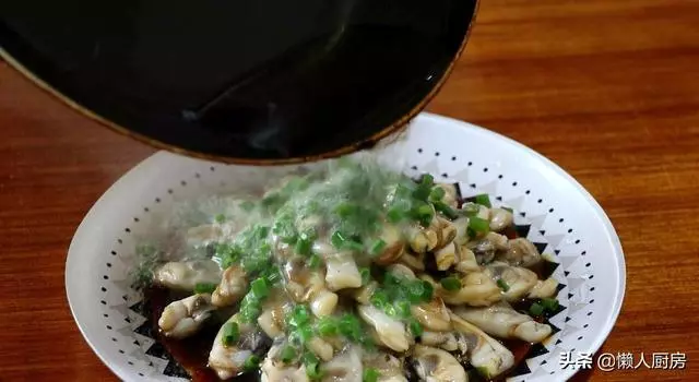 蟶子這樣做吃著最鮮,不會做飯的人看了也能學會,教你吐沙小技巧