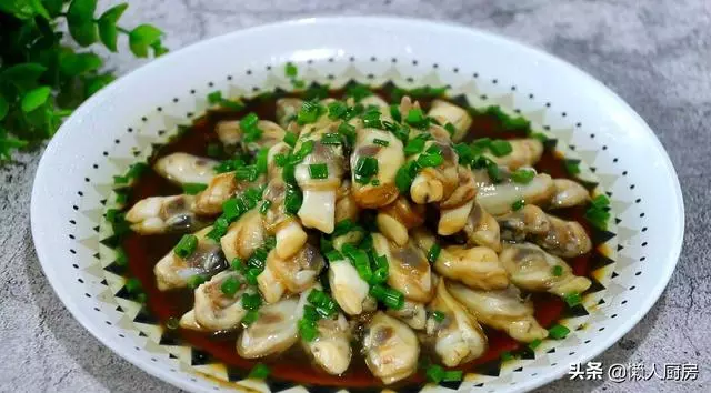 蟶子這樣做吃著最鮮,不會做飯的人看了也能學會,教你吐沙小技巧