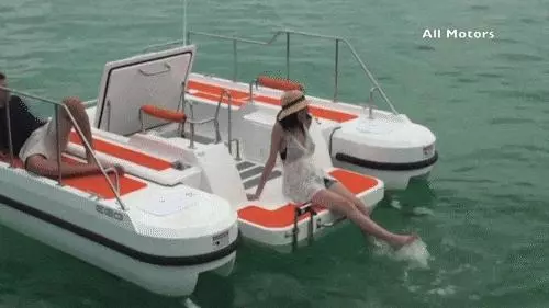 神奇的遊艇,兜風潛水兩不誤,一半在水下一半在水上