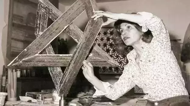 96歲的她,用4萬多塊玻璃碎片吸引全球!