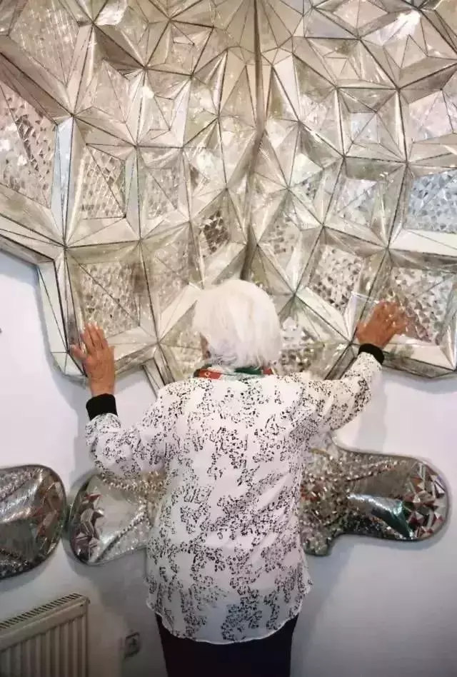 96歲的她,用4萬多塊玻璃碎片吸引全球!