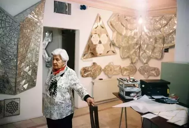 96歲的她,用4萬多塊玻璃碎片吸引全球!
