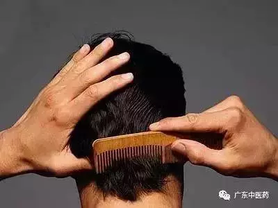 顏德馨:春季要做三件事,養肝梳頭喝藥粥
