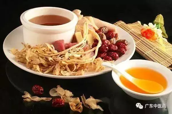 顏德馨:春季要做三件事,養肝梳頭喝藥粥