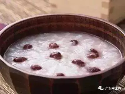 顏德馨:春季要做三件事,養肝梳頭喝藥粥