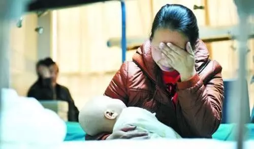 保姆帶孩子從沒尿濕過褲子,媽媽打開家裡監控報了警