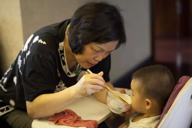 保姆帶孩子從沒尿濕過褲子,媽媽打開家裡監控報了警
