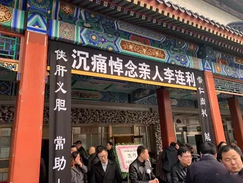 功夫巨星李連杰二哥被曝因病離世,生前曾長期住老家破房惹爭議