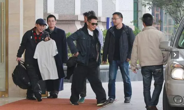 功夫巨星李連杰二哥被曝因病離世,生前曾長期住老家破房惹爭議
