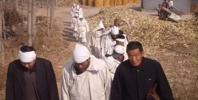 親人去世後,為什麼要把他的衣服燒掉?原來這不僅僅是迷信!