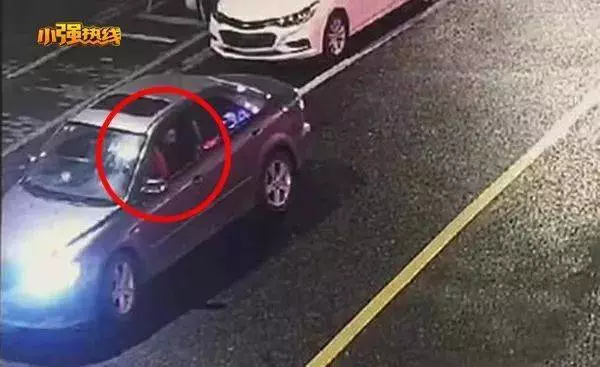 凌晨三點,這對男女在車裡的舉動,民警都看呆了 !