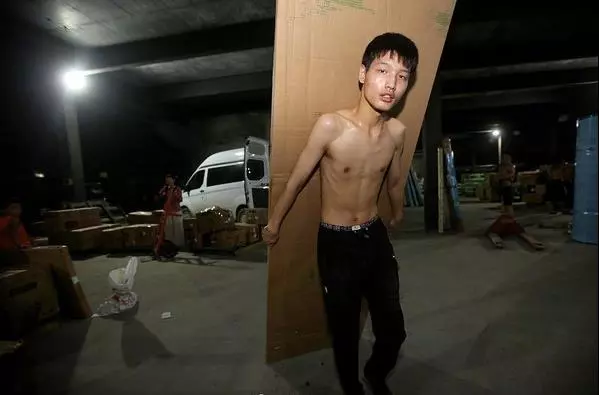 16歲少年深夜搬貨賣苦力,每天干12小時,吃半學期饅頭,只為給妹妹買支「救命藥」