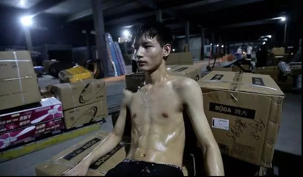 16歲少年深夜搬貨賣苦力,每天干12小時,吃半學期饅頭,只為給妹妹買支「救命藥」