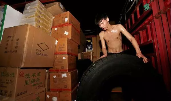 16歲少年深夜搬貨賣苦力,每天干12小時,吃半學期饅頭,只為給妹妹買支「救命藥」