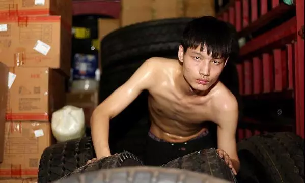 16歲少年深夜搬貨賣苦力,每天干12小時,吃半學期饅頭,只為給妹妹買支「救命藥」