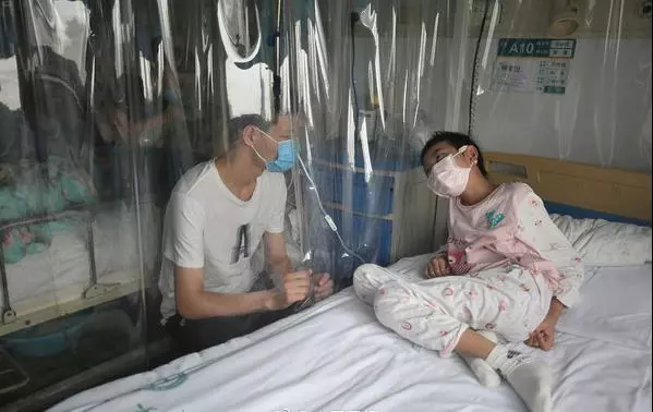 16歲少年深夜搬貨賣苦力,每天干12小時,吃半學期饅頭,只為給妹妹買支「救命藥」