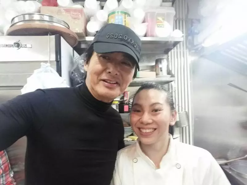 丈夫早逝,單親媽獨扛家計,借錢賣腸粉養兩子,全靠周潤發幫宣傳!她感激:「發哥令我起死回生!」